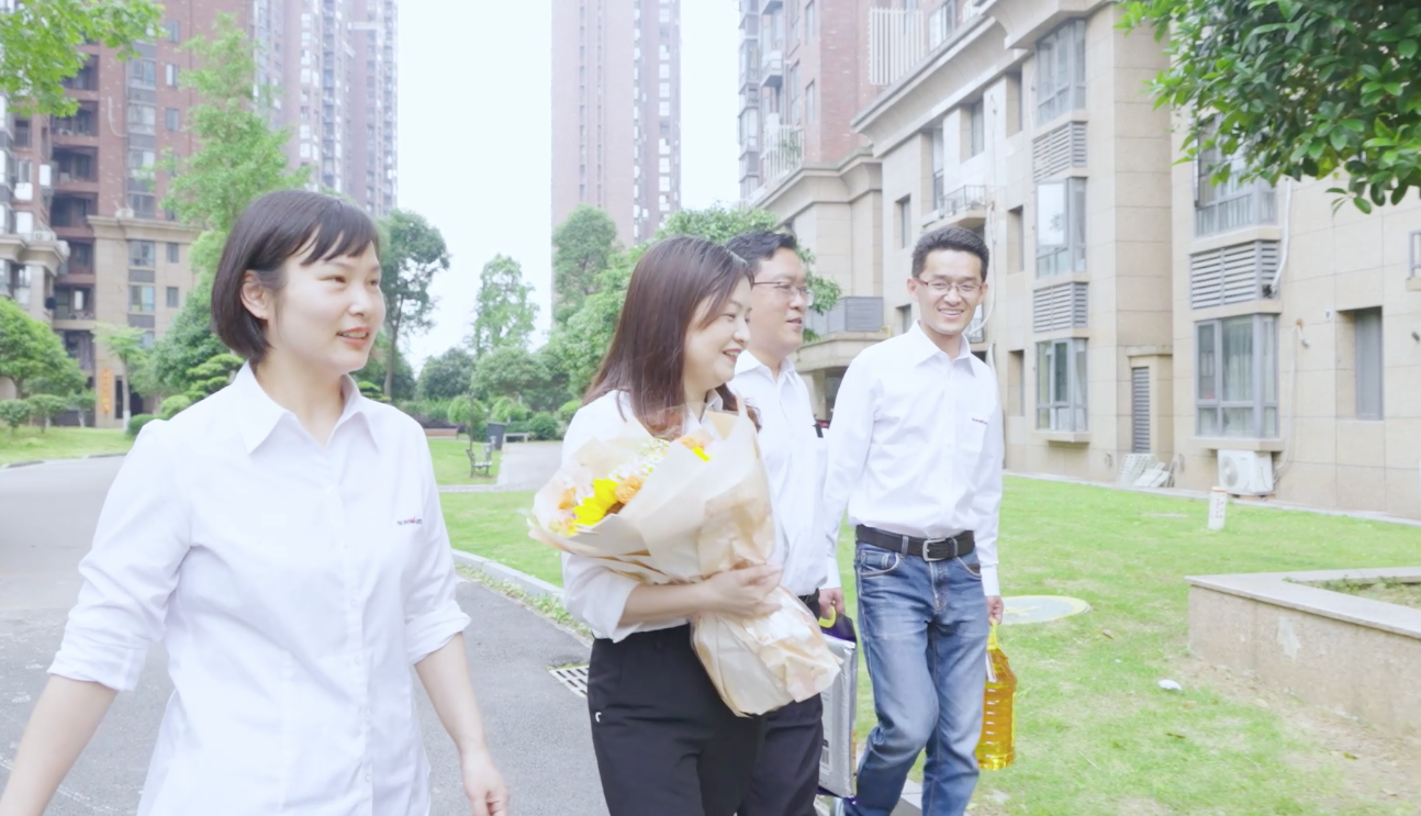 在母亲节,向你们身后的妈妈送去“黄金甲体育家园”的温暖
