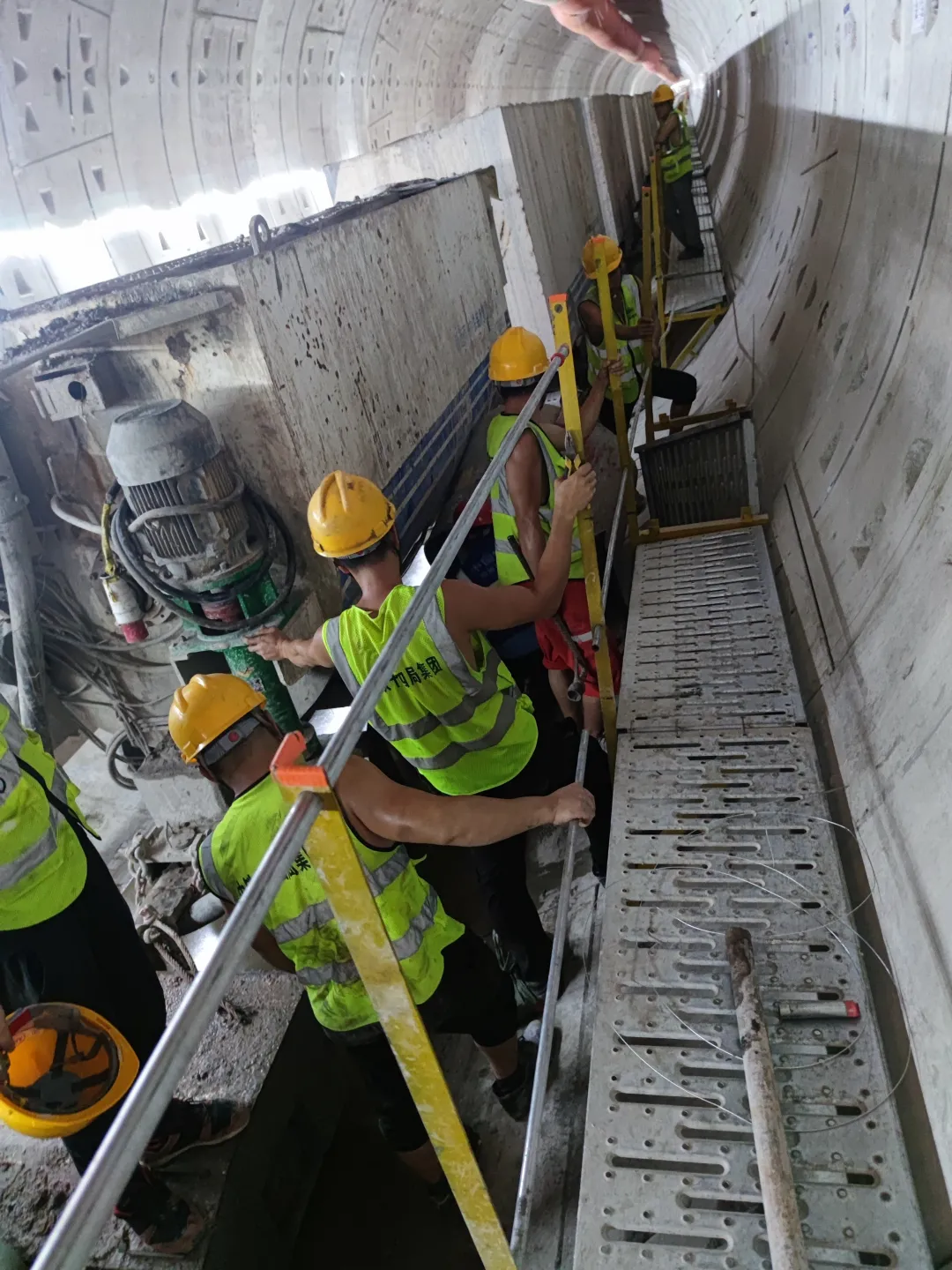 持续助建美丽大湾区!中铁黄金甲体育盾构机成功贯穿深圳地铁3号线低碳站~坪西站右线